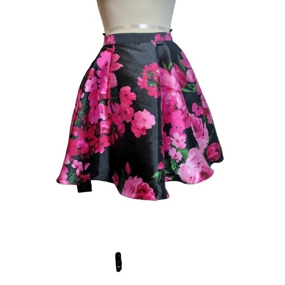 B. Darlin black floral circle mini skirt XS-SM - Picture 7 of 7